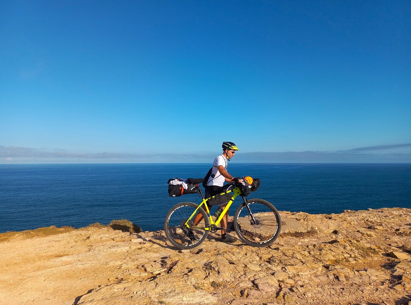 ragazzo in bikepacking lungo la costa atlantica del Portogallo