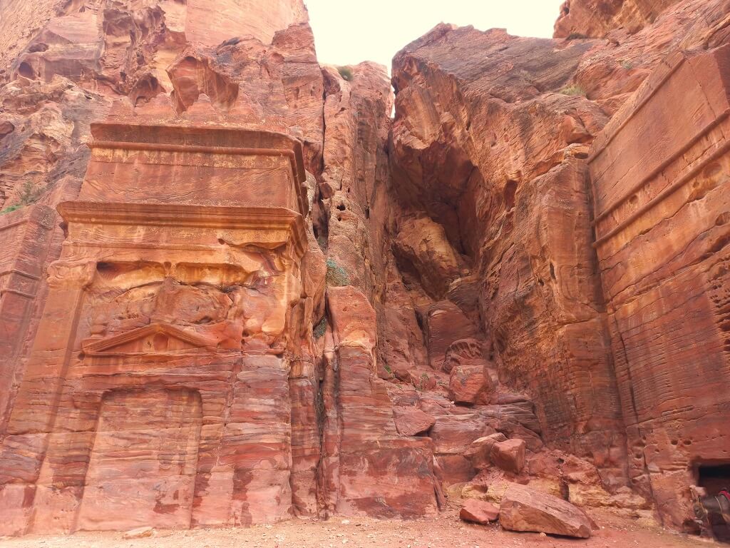 La strada delle facciate all'interno di Petra