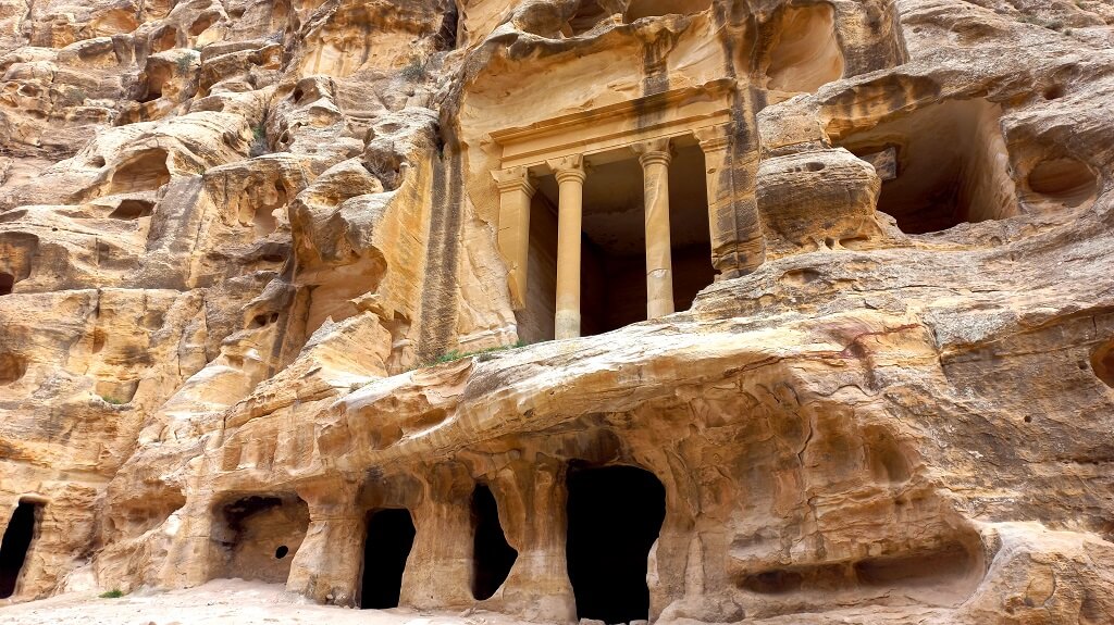 Tempio di Dushara scavato nella roccia a little Petra