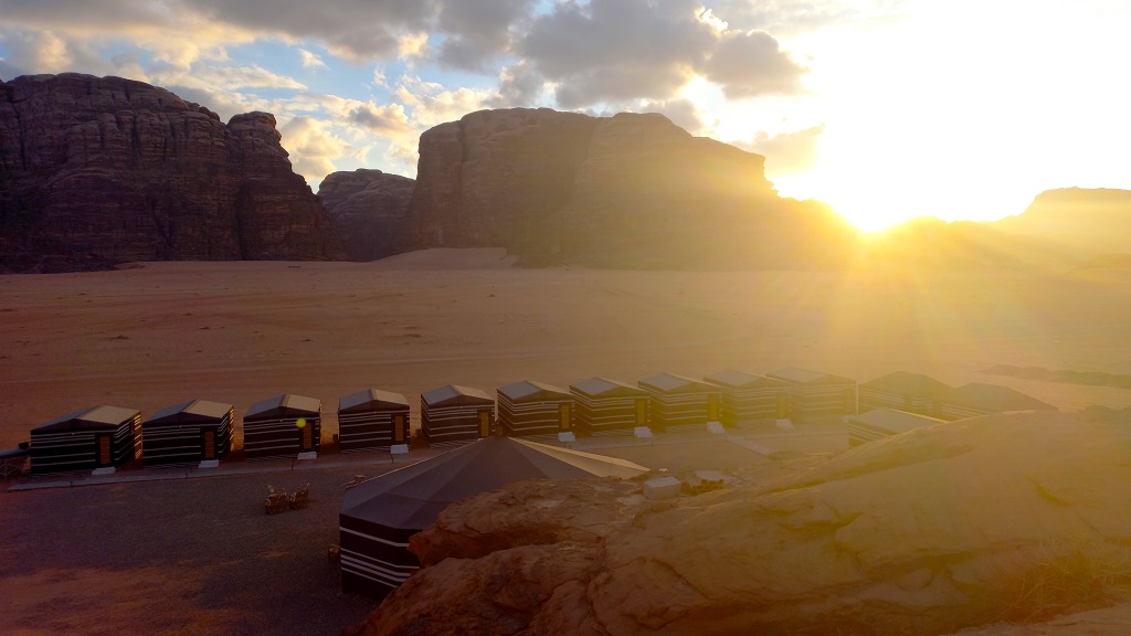 Vista di un campo beduino nel deserto del Wadi Rum