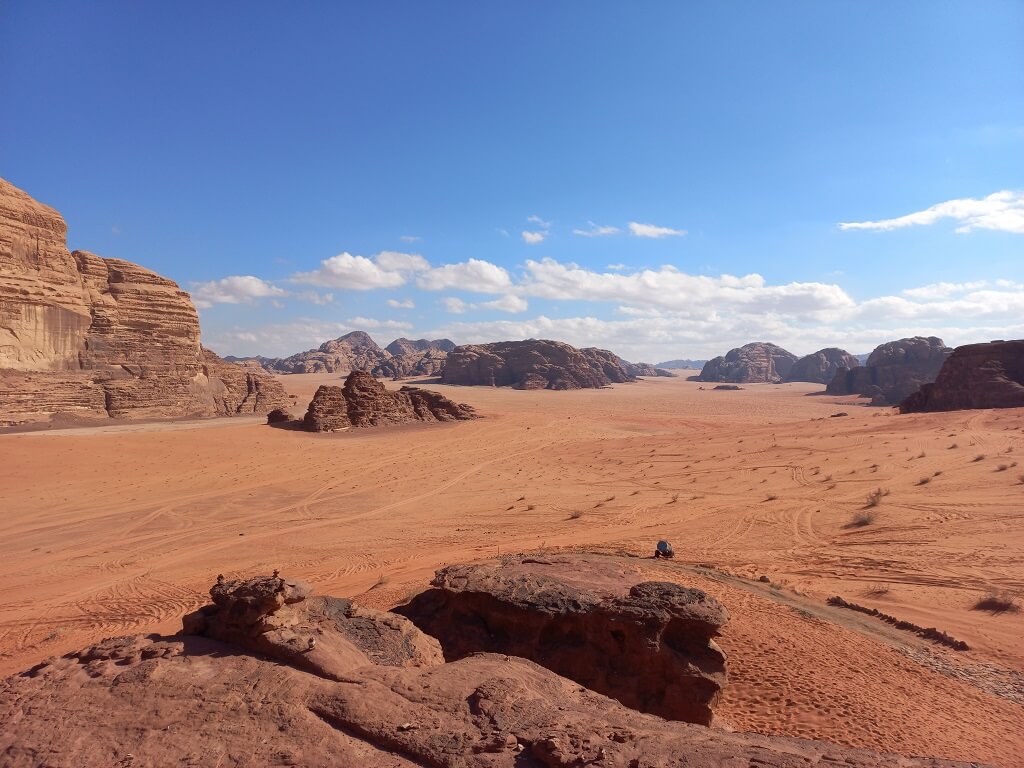 Vista nel deserto del Wadi Rum in Giordania durante un'escursione con fuoristrada